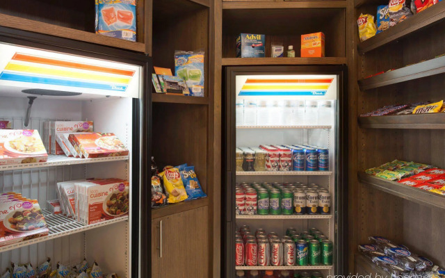 Holiday Inn Express Hotel Naples Downtown - 5th Avenue