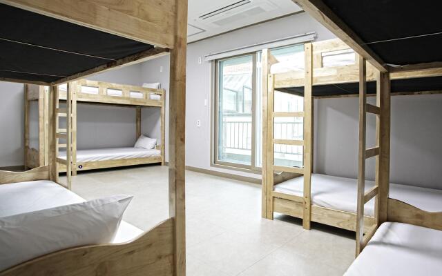 1% Hostel