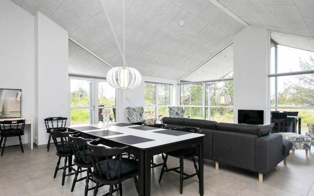 Spacious Holiday Home in Humble With Beach Nearby