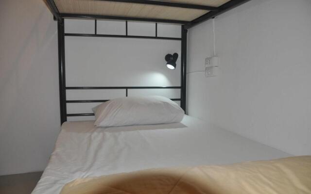 Check Inn Hostel @Phromphong
