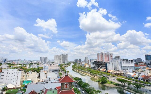 Infinity Pool Signature - Saigon Rivergate