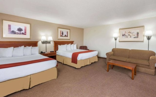Seasons Inn & Suites Highland