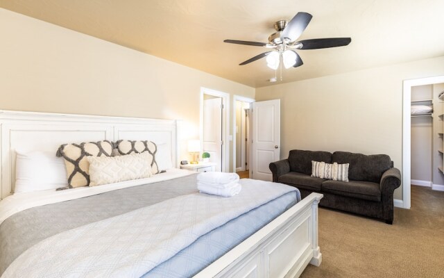 Poolside 3 Bedroom Apts by RedAwning