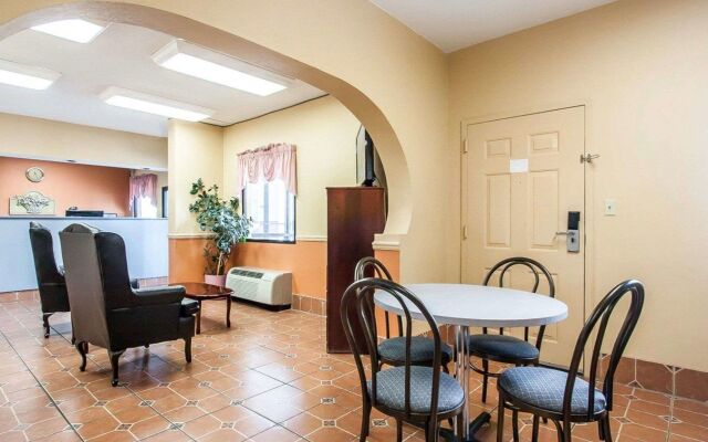 Econo Lodge Inn & Suites