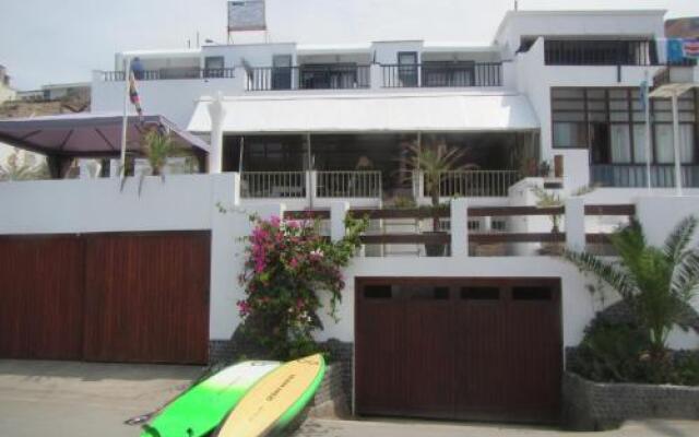 Hostal Los Delfines San Bartolo