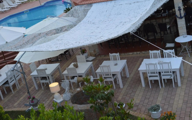 Nikos Apartments