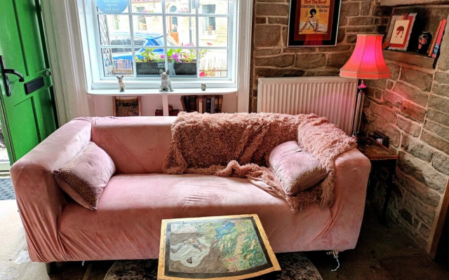 Hebden Bridge - House - Sleeps 8 - Pet Friendly