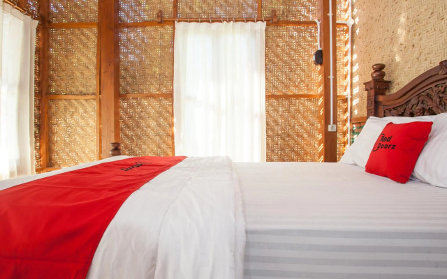 RedDoorz near Karangasem Train Station 2 – Guest Rooms – Banyuwangi