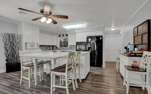 Charming Home With Hot Tub, Sauna & Grill!