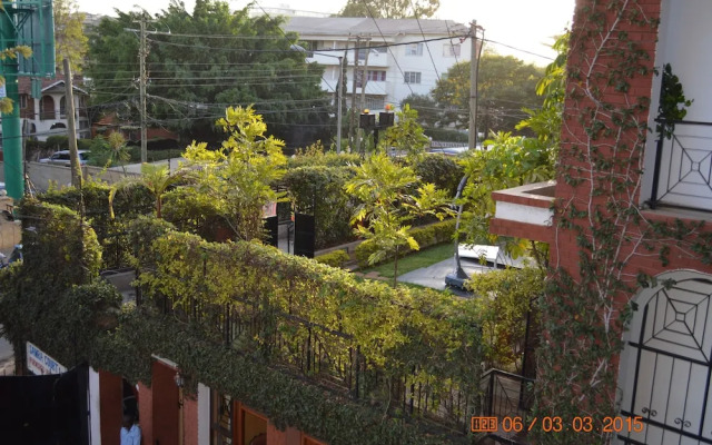 Samra Court