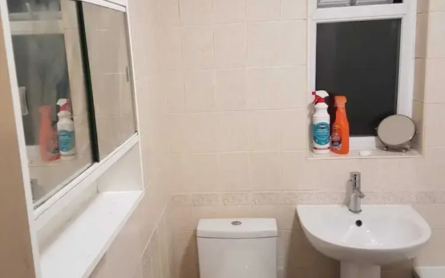 Budget House In Gants Hill