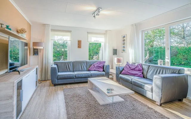 Charming Villa With Spacious Garden on the Water