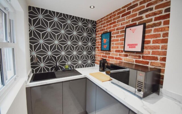 Central Stays - Luxury 3 Bedroom House in Central Chester SLEEPS 6