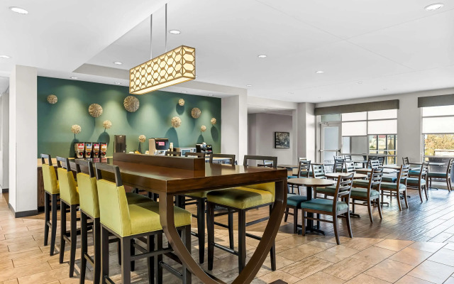 Best Western Plus Bolivar Hotel & Suites