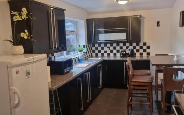 Budget 4 BedRoom house,Entire place.Sleeps 10