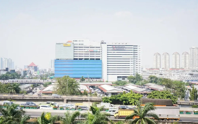 1BR Queen Bed at Ancol Marina Apartment near Dufan