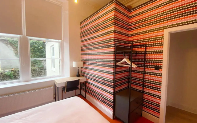 Modern and Bright Three Bed Apartment