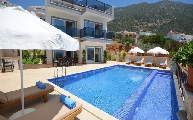 Villa Esma by Akdenizvillam