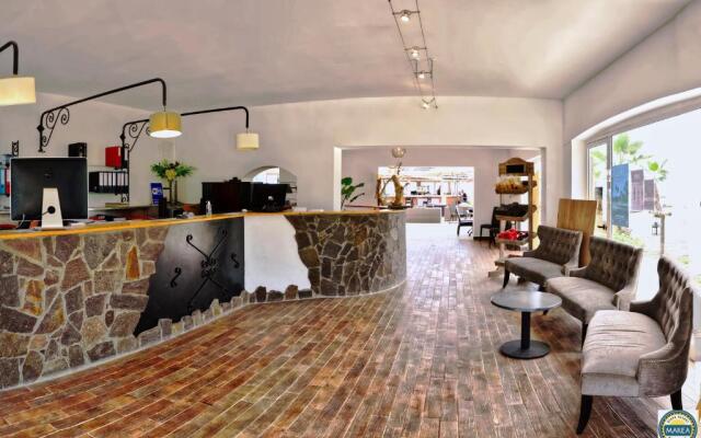 Seaside apartment with beach service