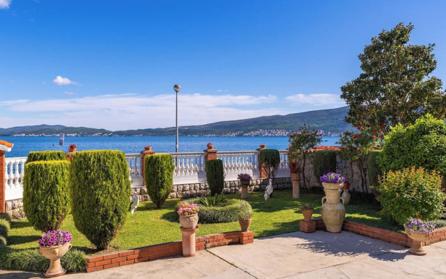 Seafront Haven Darka