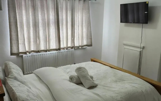 Cosy Dagenham Retreat for Family