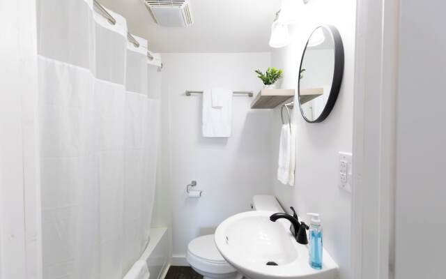 Anchor Bay Inn and Suites