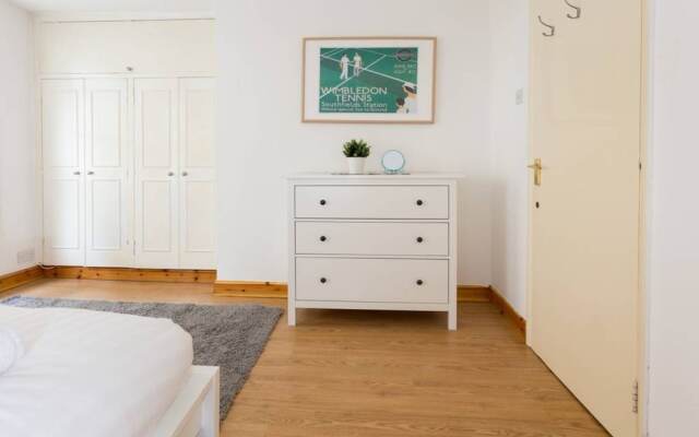 1 Bedroom Flat in Bayswater Accommodates 4