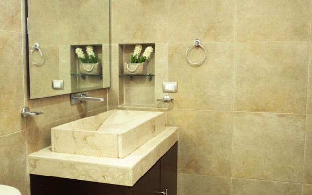 5 BR House with Pool and Private Beach