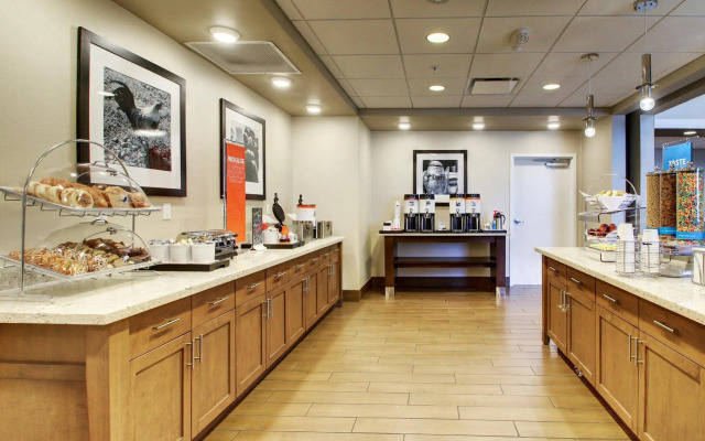 Hampton Inn & Suites Milwaukee West