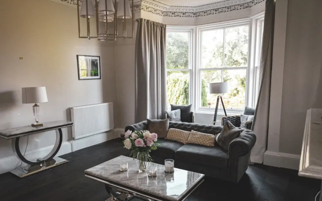 Spacious 4 Bedroom Flat in Stirling