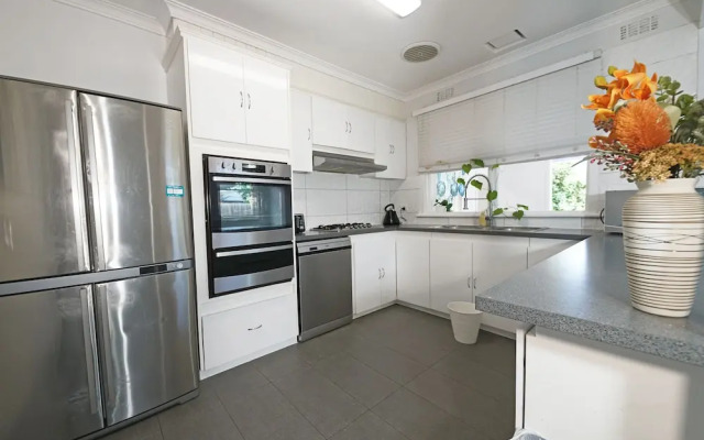 Bayside 4-BRM Home near Mentone