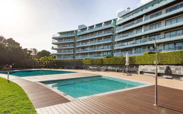 ALTIDO Superb Apt w/Terrace Pool & Spa in Cascais