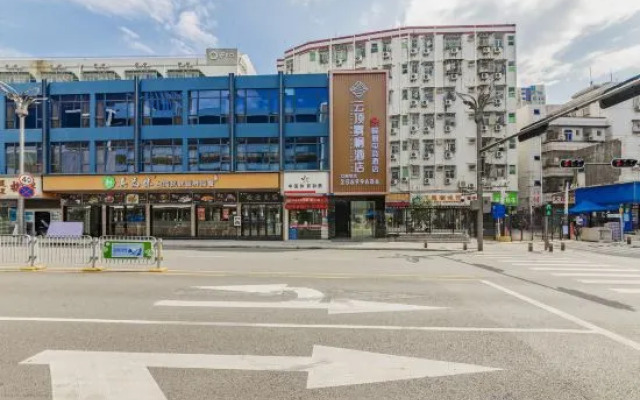 Yunding Smog Hotel (Shenzhen Lushan Scenic Area Liantang Subway Station)