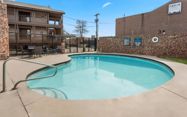 Cedar Street Hotel and Suites