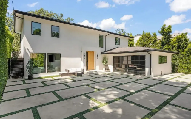 Casa Leona - Modern Masterpiece Behind Private Gates w/ Pool & Chef's Kitchen