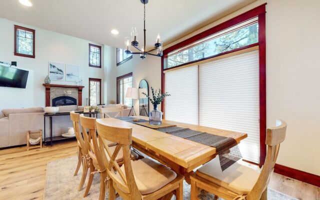 Timbers 15 Private Hot Tub, 2 Car Garage, Washer Dryer, Large Townhouse by RedAwning