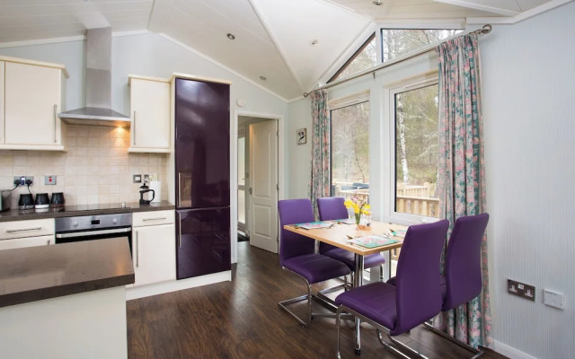 Bluebell Lodge - Sleeps 4,hot Tub, Loch & Woodland