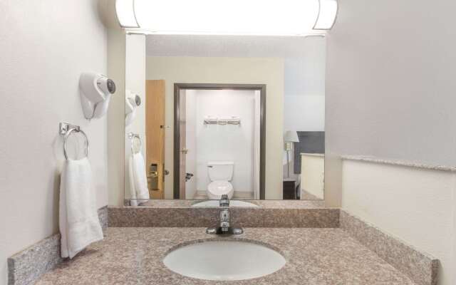 Super 8 by Wyndham Cleveland TX