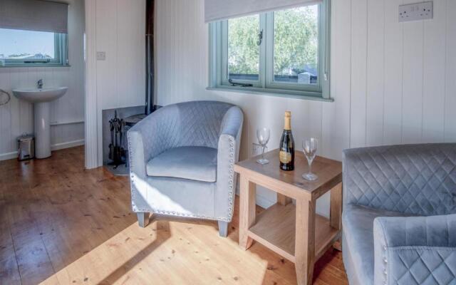 Willow - 1 Bedroom Shepherd's Hut - Amroth