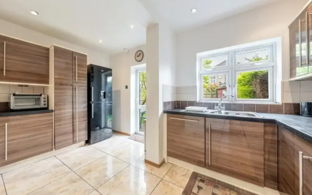 Tranquil and Lovely 5 bed House in Barnet
