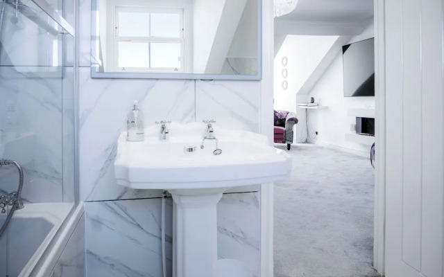 The Penthouse - Luxury 1 Bed - Panorama - Tenby