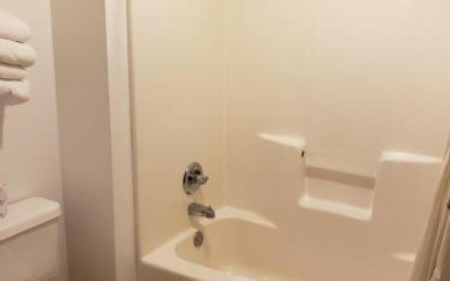 The Center Lodge and Jacuzzi Suites