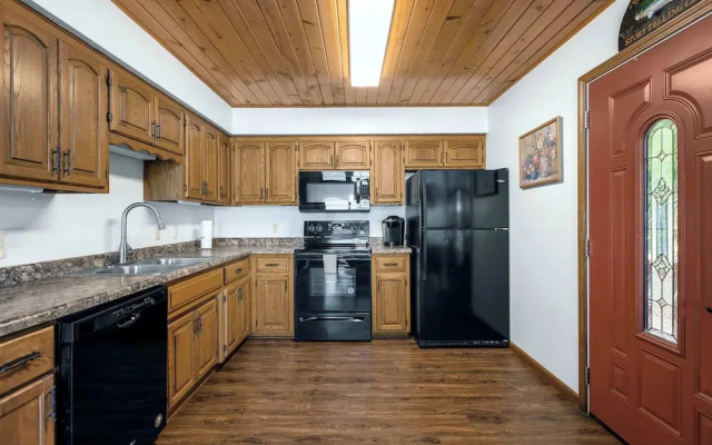 Boondock Bliss - Lakefront, Private Dock Sleeps 15!