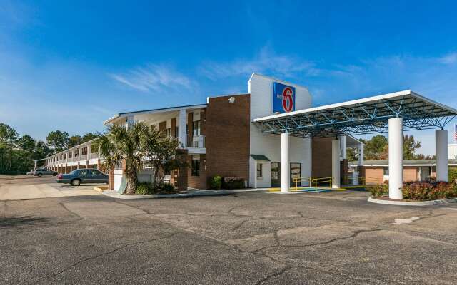 Motel 6 Dothan, AL