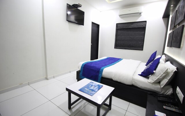 OYO 1319 Hotel Paramount Inn