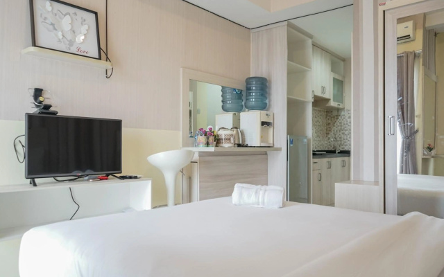Minimalist and Stylish Studio Skylounge Tamansari Apartment By Travelio – Guest Rooms – Tangerang