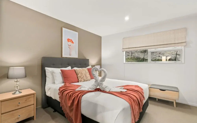2-Bedroom Remarkables Apartment