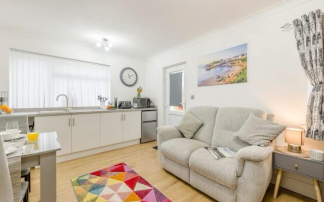 Apartment Sleeps 2 With Parking and Pets Welcome