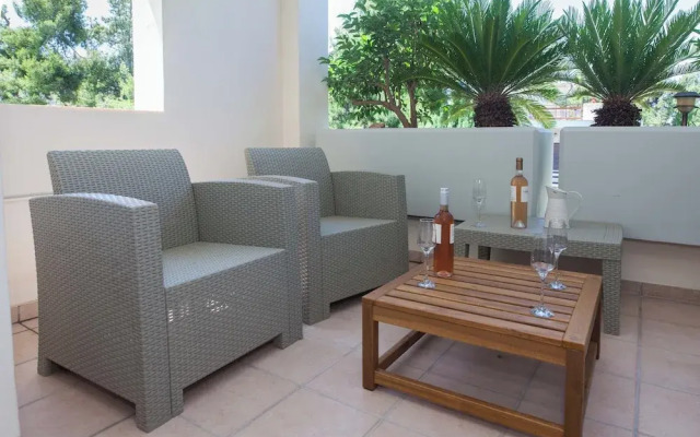 Luxe 3 Bd Penthouse 5 Min from Drosia