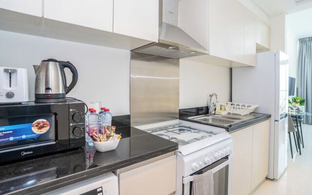 Tanin - Sleek Studio Offering Unobstructed City Views